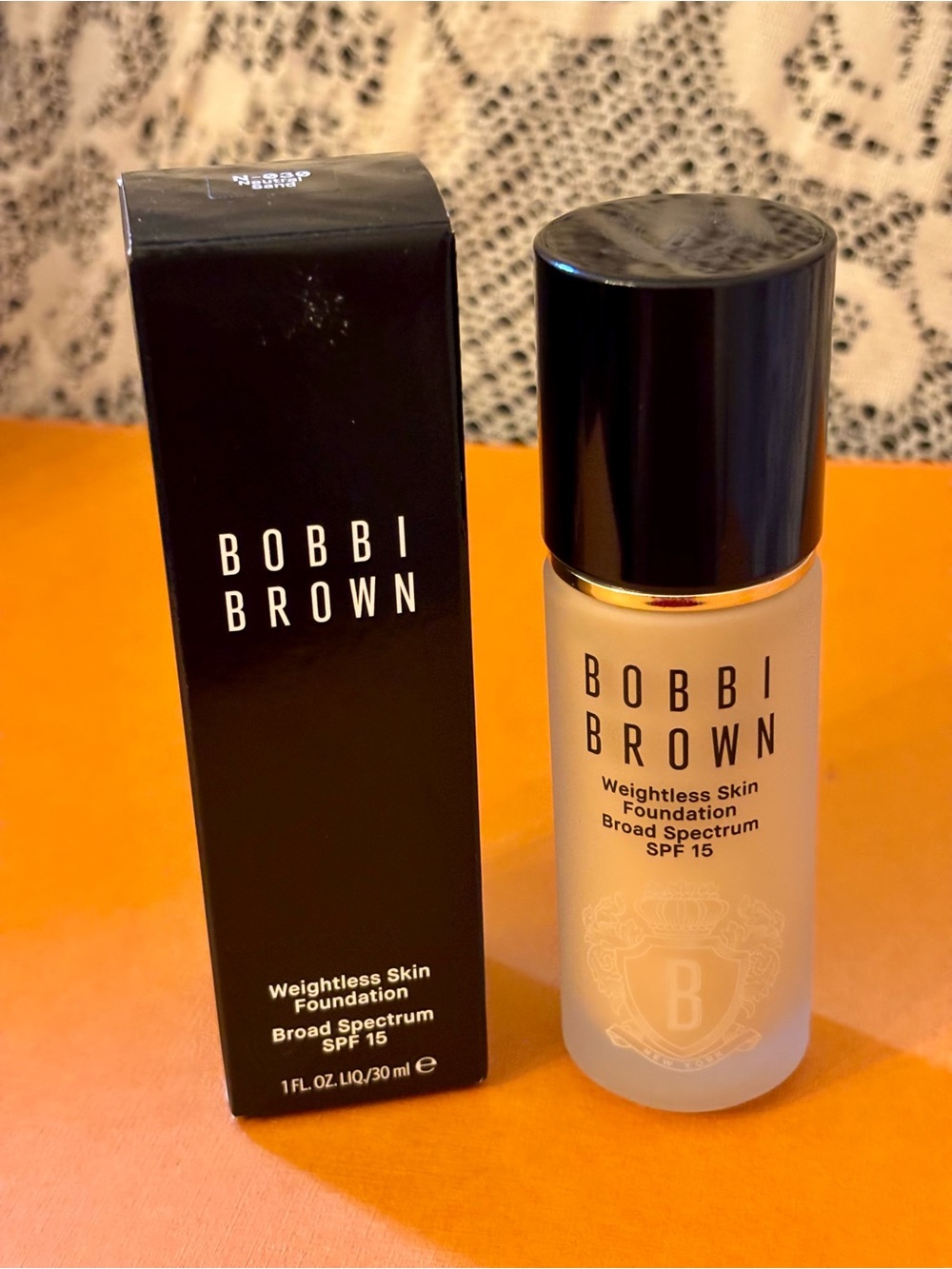 NIB Bobbi Brown Weightless Skin Foundation SPF 15 -Neutral Sand(N-030)